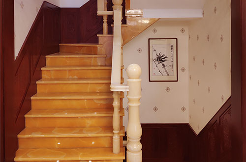 云霄中式别墅室内汉白玉石楼梯的定制安装装饰效果