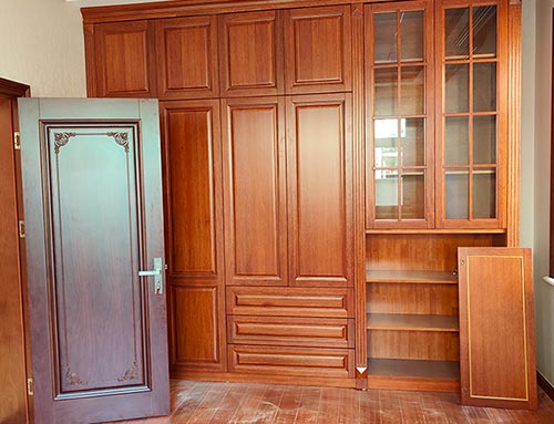 云霄中式家庭装修里定制的实木衣柜效果图